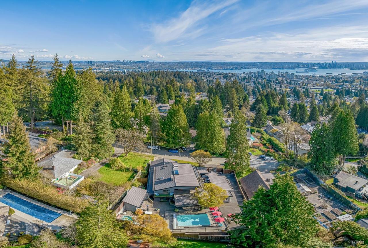 Grouse Cheerful Large Private Bedroom, Bath, Shared Deck, Pool, Hot Tub North Vancouver Dış mekan fotoğraf