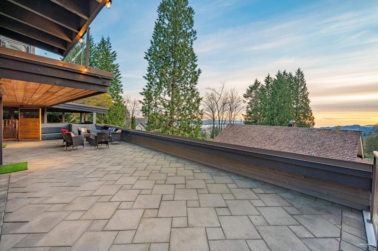 Grouse Cheerful Large Private Bedroom, Bath, Shared Deck, Pool, Hot Tub North Vancouver Dış mekan fotoğraf