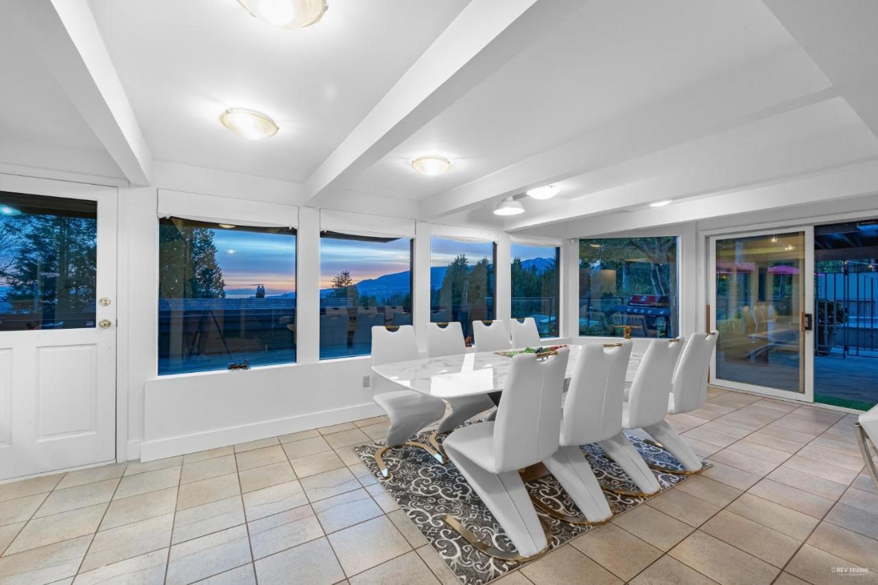 Grouse Cheerful Large Private Bedroom, Bath, Shared Deck, Pool, Hot Tub North Vancouver Dış mekan fotoğraf
