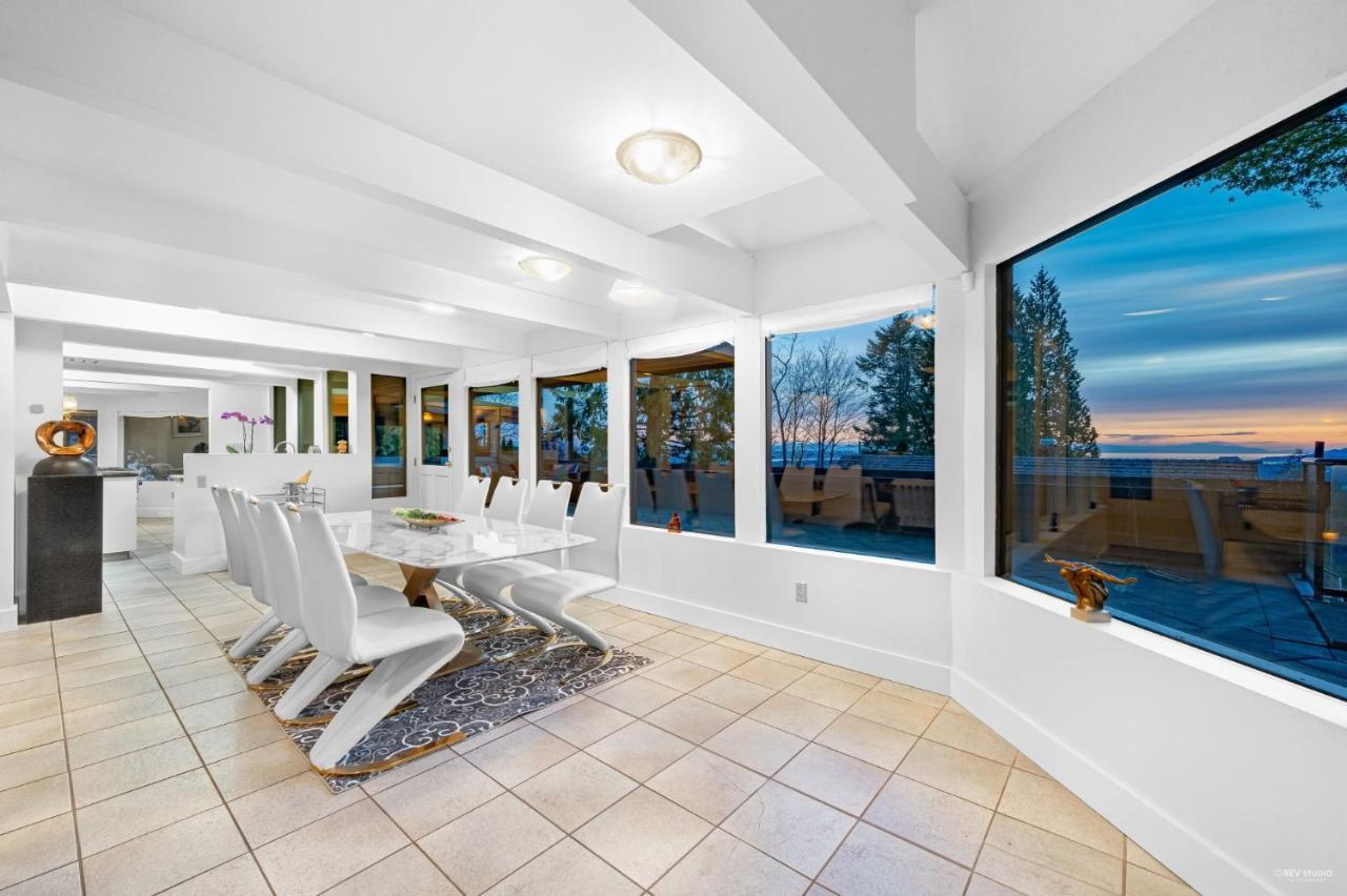 Grouse Cheerful Large Private Bedroom, Bath, Shared Deck, Pool, Hot Tub North Vancouver Dış mekan fotoğraf