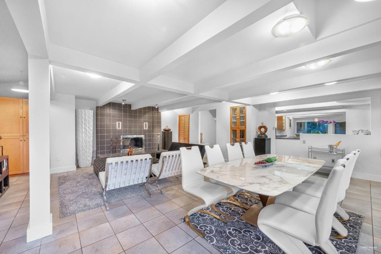 Grouse Cheerful Large Private Bedroom, Bath, Shared Deck, Pool, Hot Tub North Vancouver Dış mekan fotoğraf