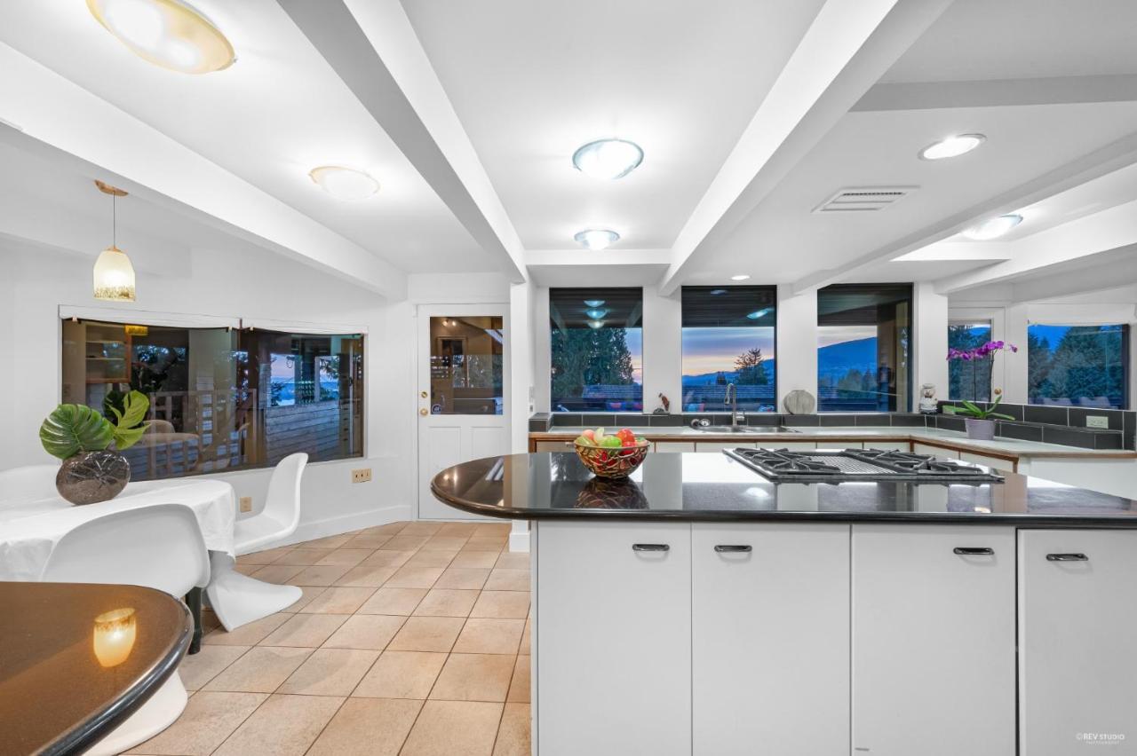 Grouse Cheerful Large Private Bedroom, Bath, Shared Deck, Pool, Hot Tub North Vancouver Dış mekan fotoğraf