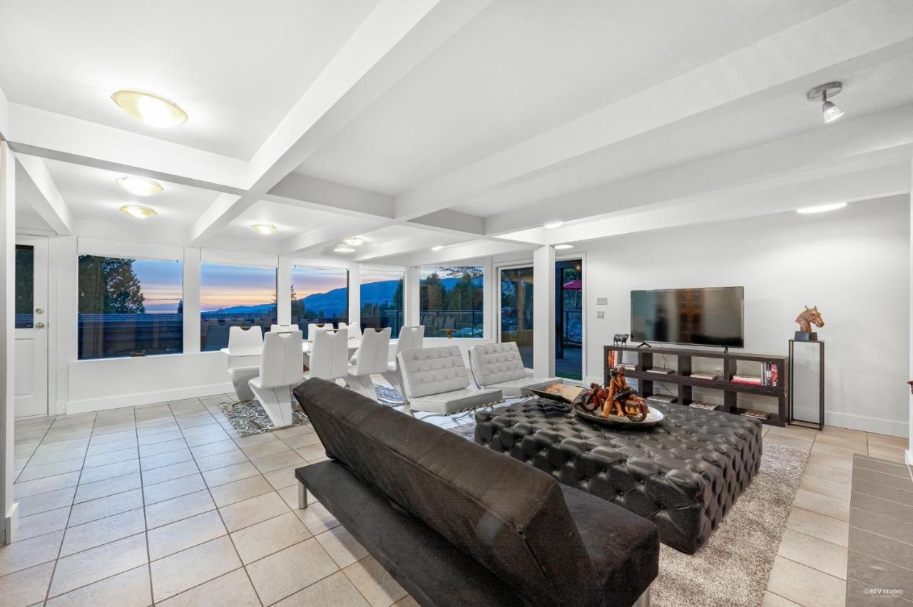 Grouse Cheerful Large Private Bedroom, Bath, Shared Deck, Pool, Hot Tub North Vancouver Dış mekan fotoğraf