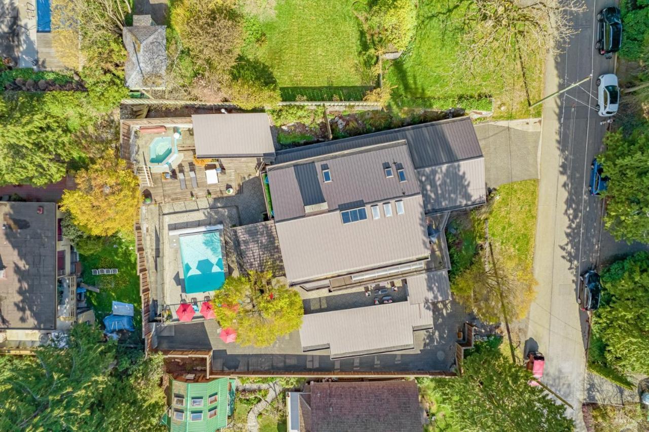 Grouse Cheerful Large Private Bedroom, Bath, Shared Deck, Pool, Hot Tub North Vancouver Dış mekan fotoğraf