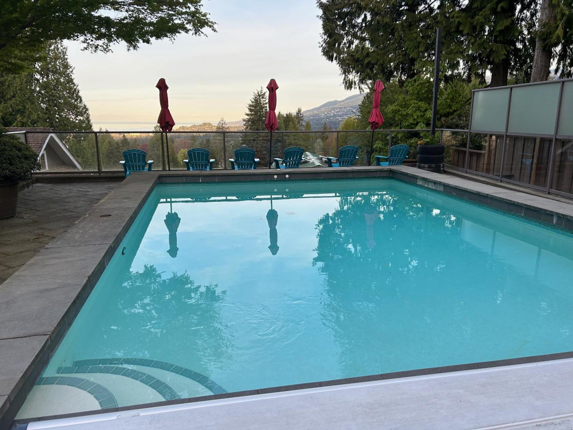 Grouse Cheerful Large Private Bedroom, Bath, Shared Deck, Pool, Hot Tub North Vancouver Dış mekan fotoğraf