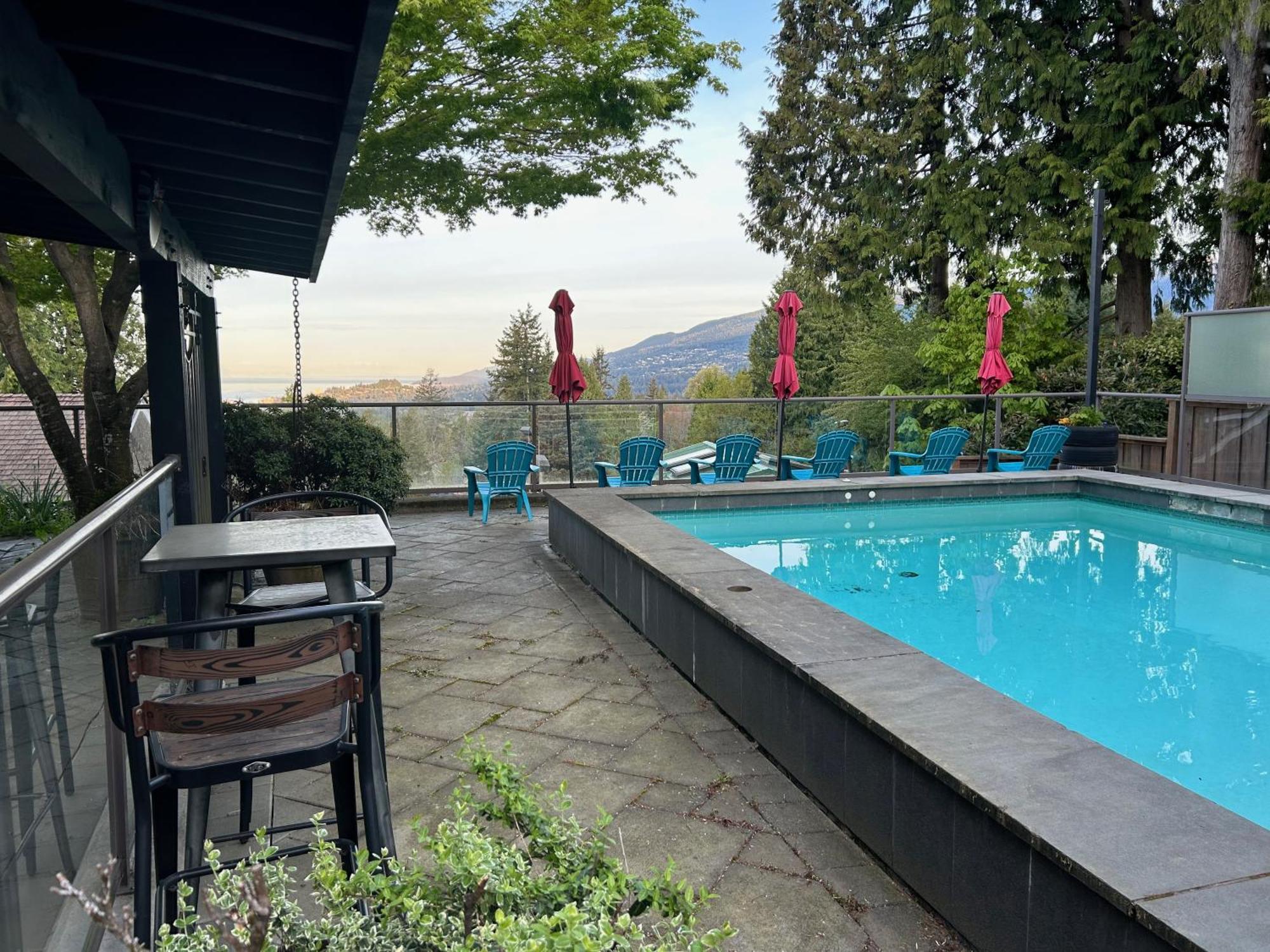 Grouse Cheerful Large Private Bedroom, Bath, Shared Deck, Pool, Hot Tub North Vancouver Dış mekan fotoğraf