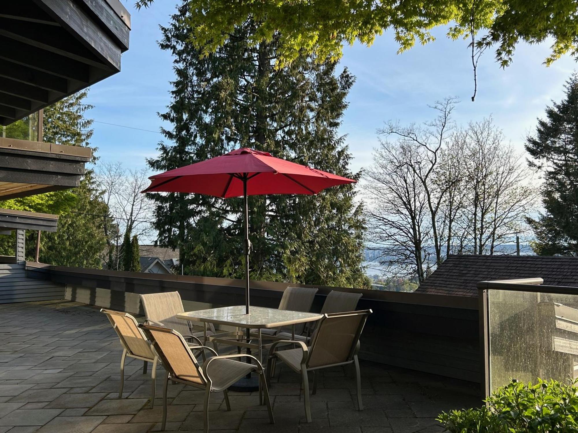 Grouse Cheerful Large Private Bedroom, Bath, Shared Deck, Pool, Hot Tub North Vancouver Dış mekan fotoğraf