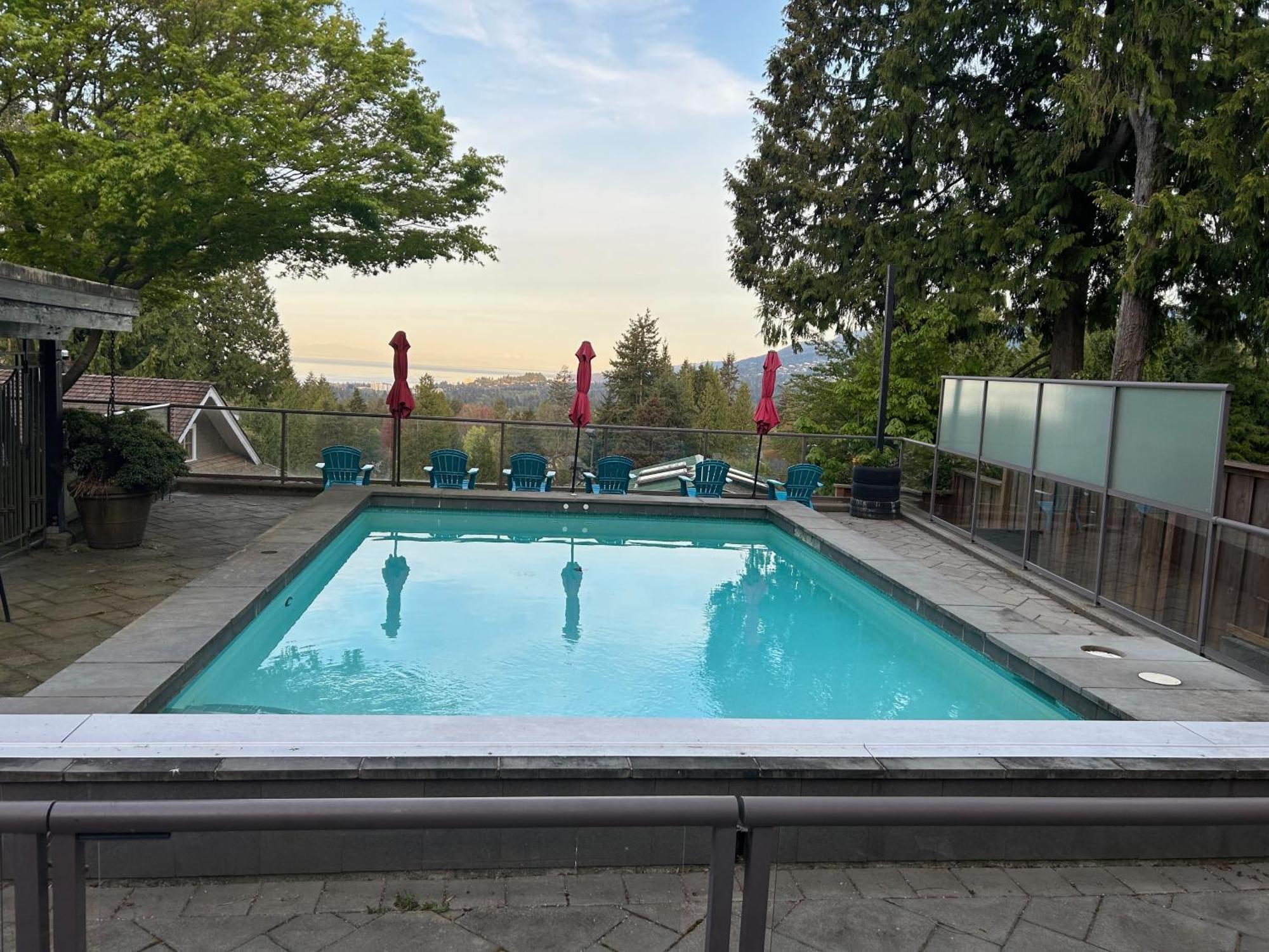 Grouse Cheerful Large Private Bedroom, Bath, Shared Deck, Pool, Hot Tub North Vancouver Dış mekan fotoğraf