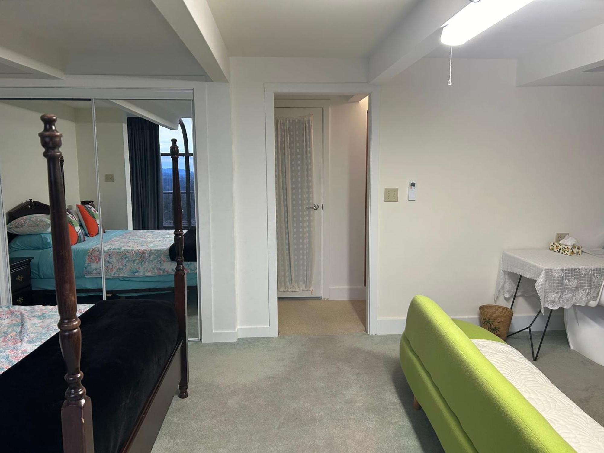 Grouse Cheerful Large Private Bedroom, Bath, Shared Deck, Pool, Hot Tub North Vancouver Dış mekan fotoğraf