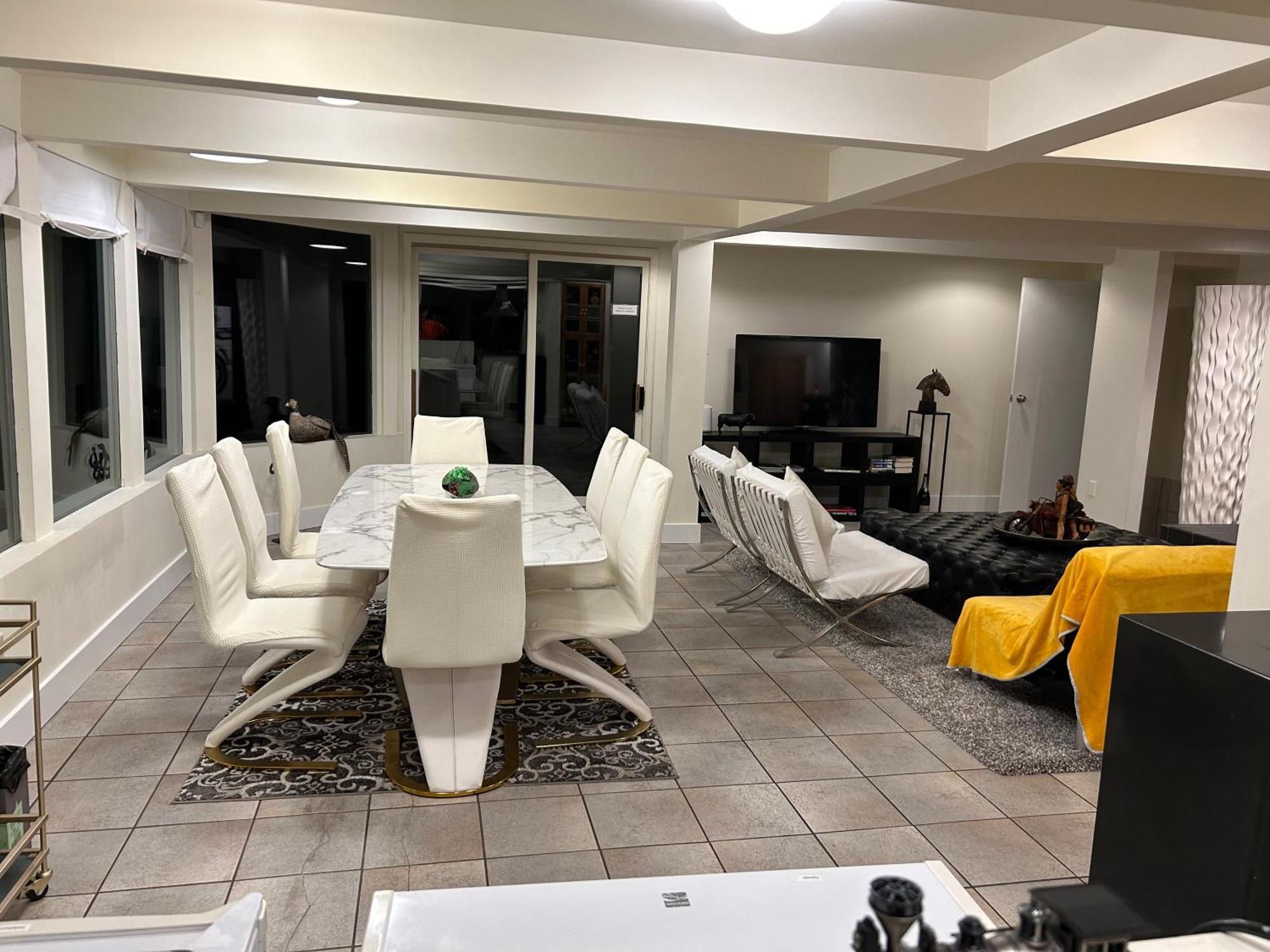 Grouse Cheerful Large Private Bedroom, Bath, Shared Deck, Pool, Hot Tub North Vancouver Dış mekan fotoğraf