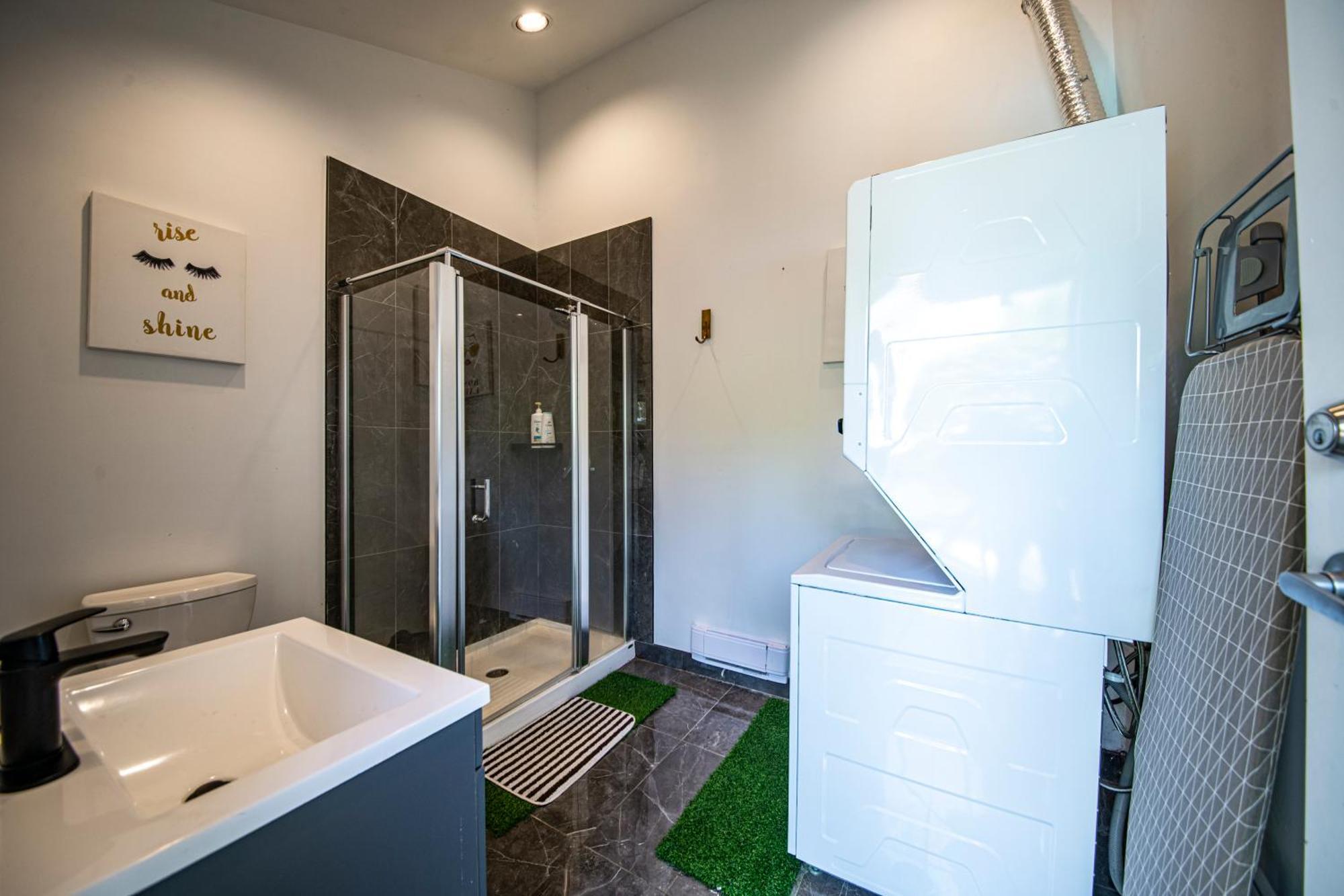 Grouse Cheerful Large Private Bedroom, Bath, Shared Deck, Pool, Hot Tub North Vancouver Dış mekan fotoğraf