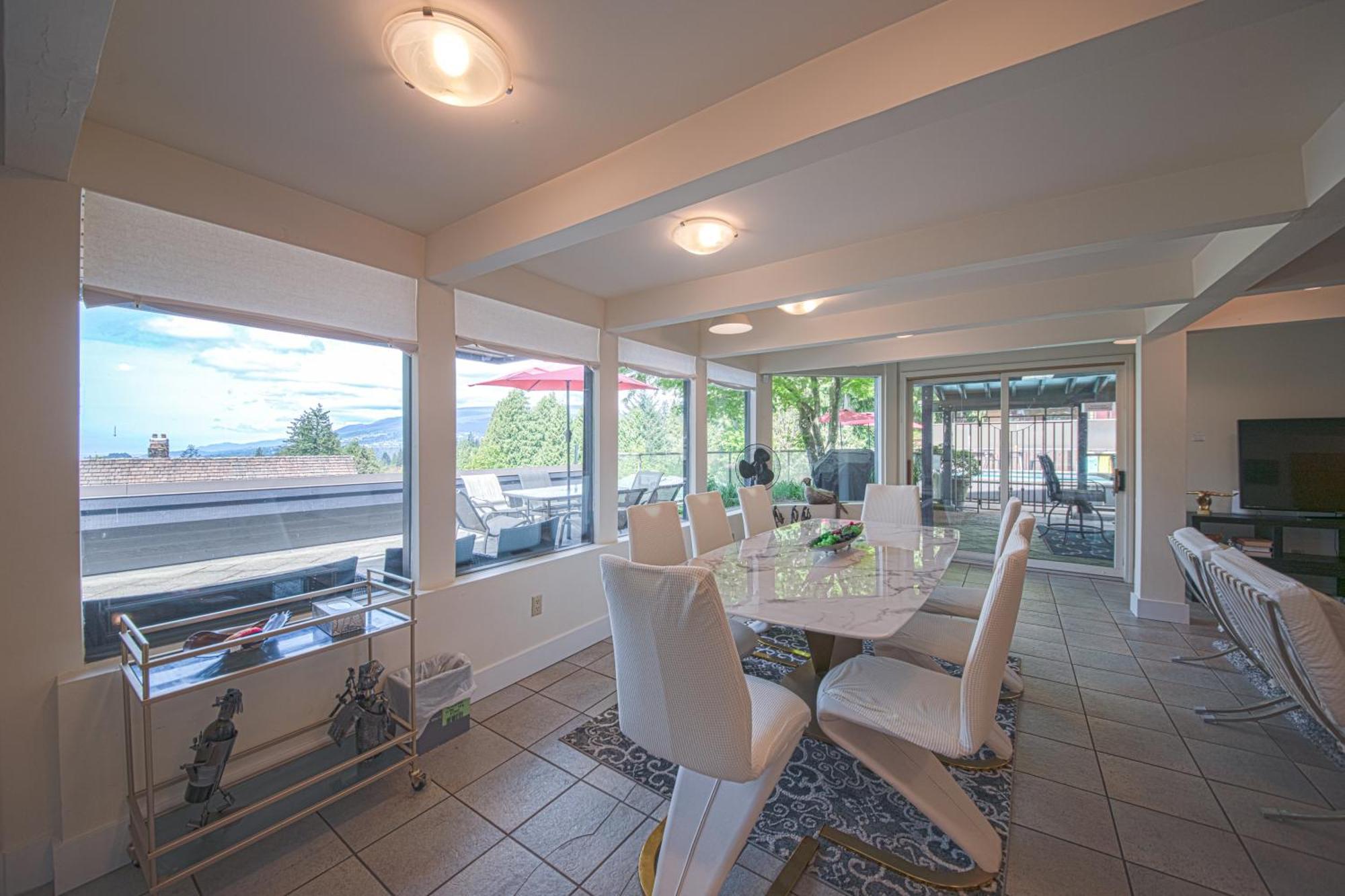 Grouse Cheerful Large Private Bedroom, Bath, Shared Deck, Pool, Hot Tub North Vancouver Dış mekan fotoğraf