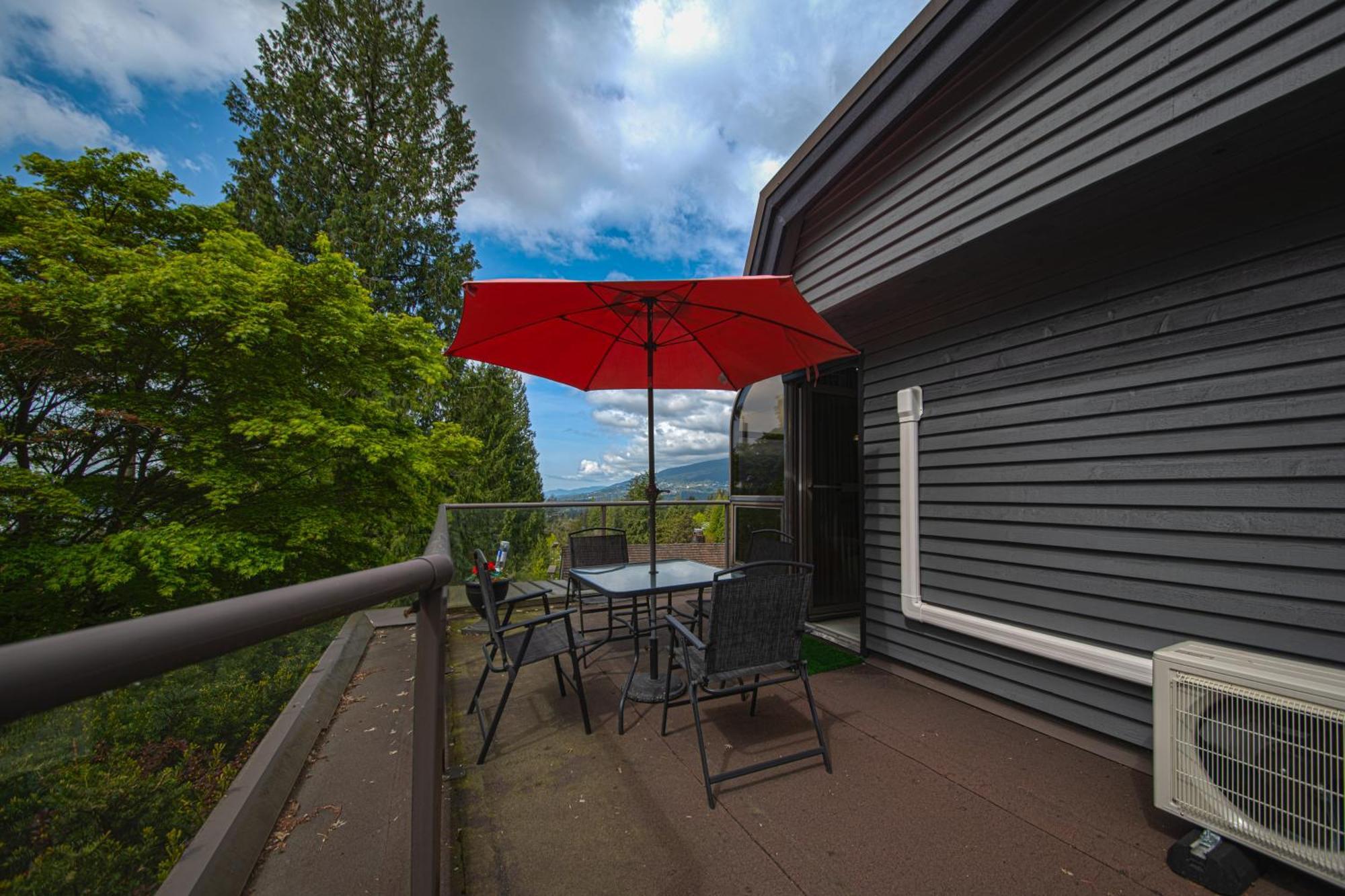 Grouse Cheerful Large Private Bedroom, Bath, Shared Deck, Pool, Hot Tub North Vancouver Dış mekan fotoğraf