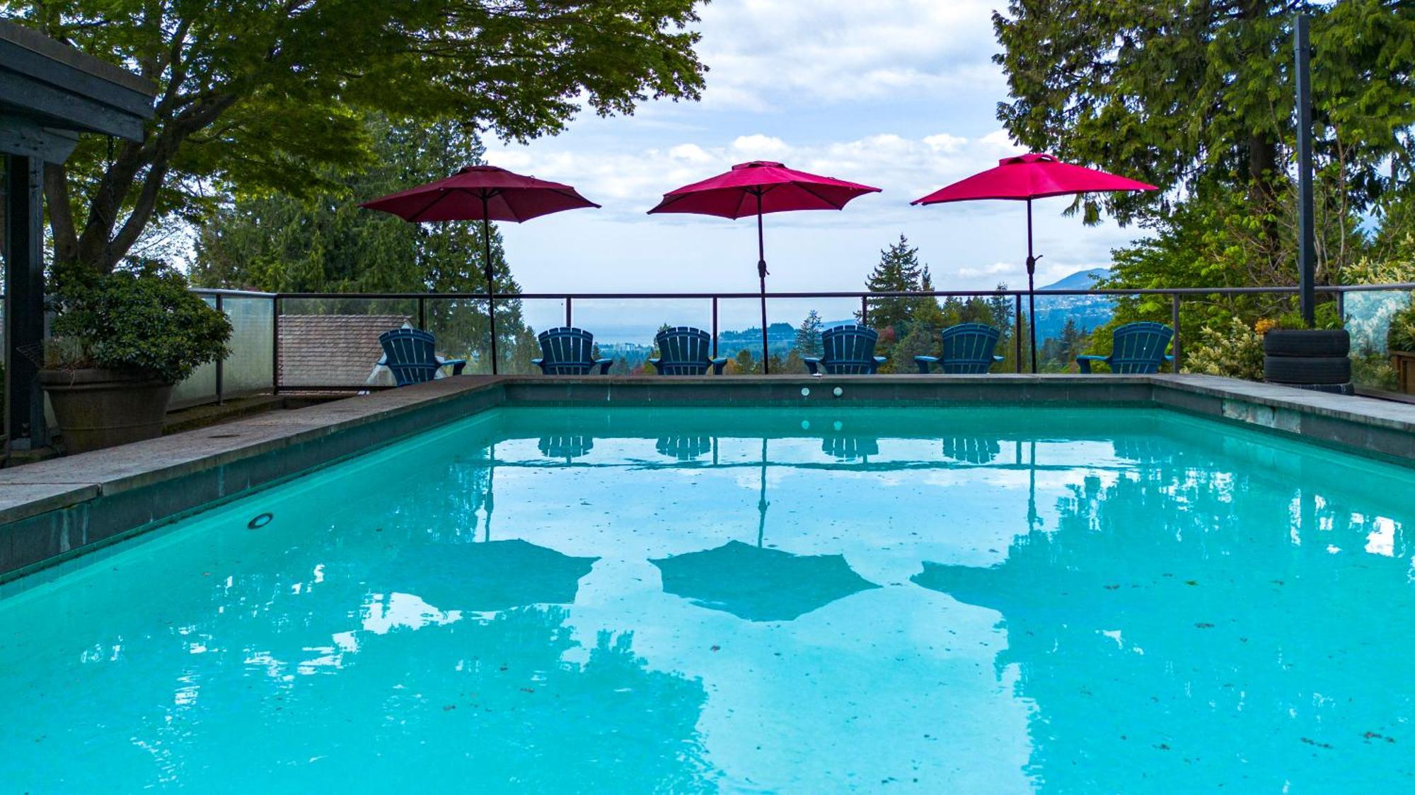 Grouse Cheerful Large Private Bedroom, Bath, Shared Deck, Pool, Hot Tub North Vancouver Dış mekan fotoğraf