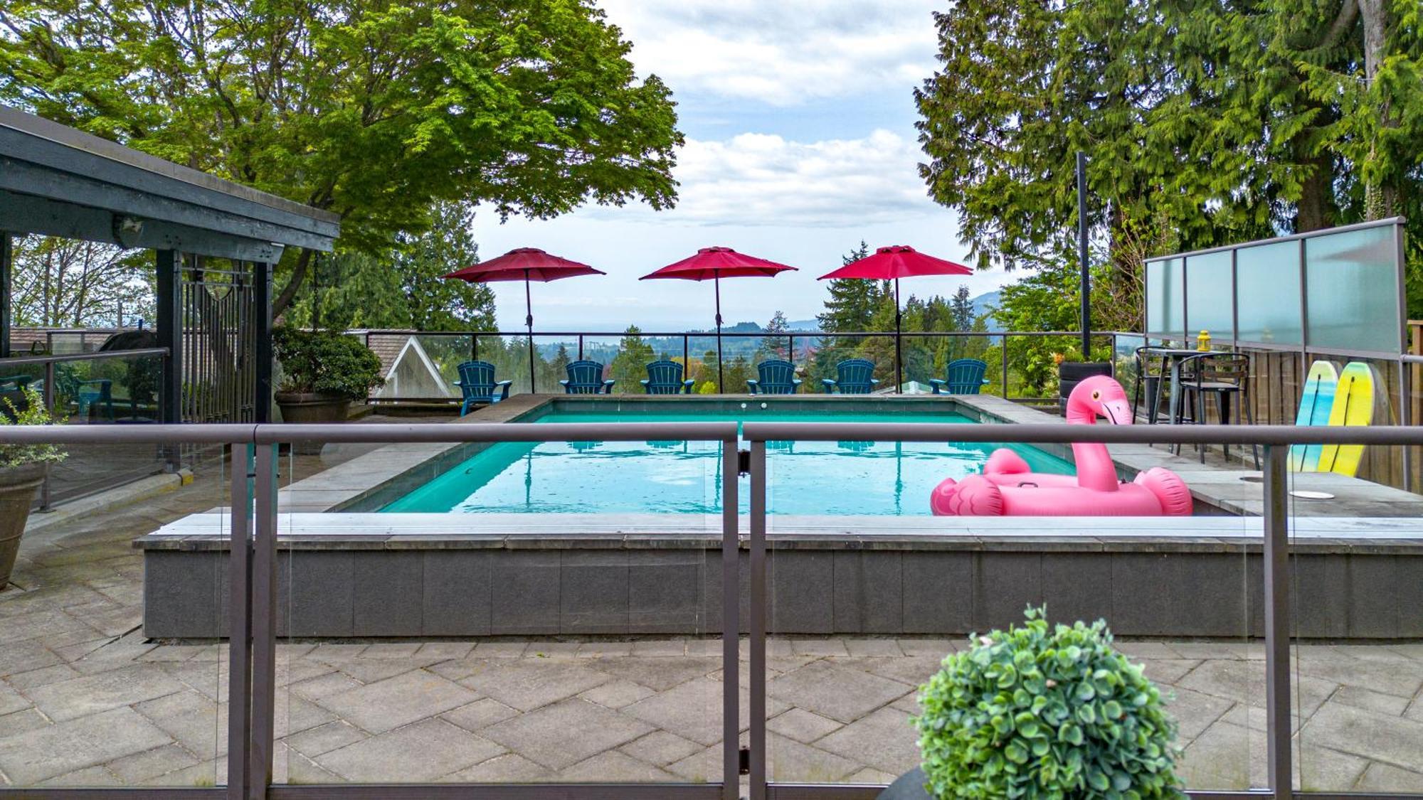 Grouse Cheerful Large Private Bedroom, Bath, Shared Deck, Pool, Hot Tub North Vancouver Dış mekan fotoğraf