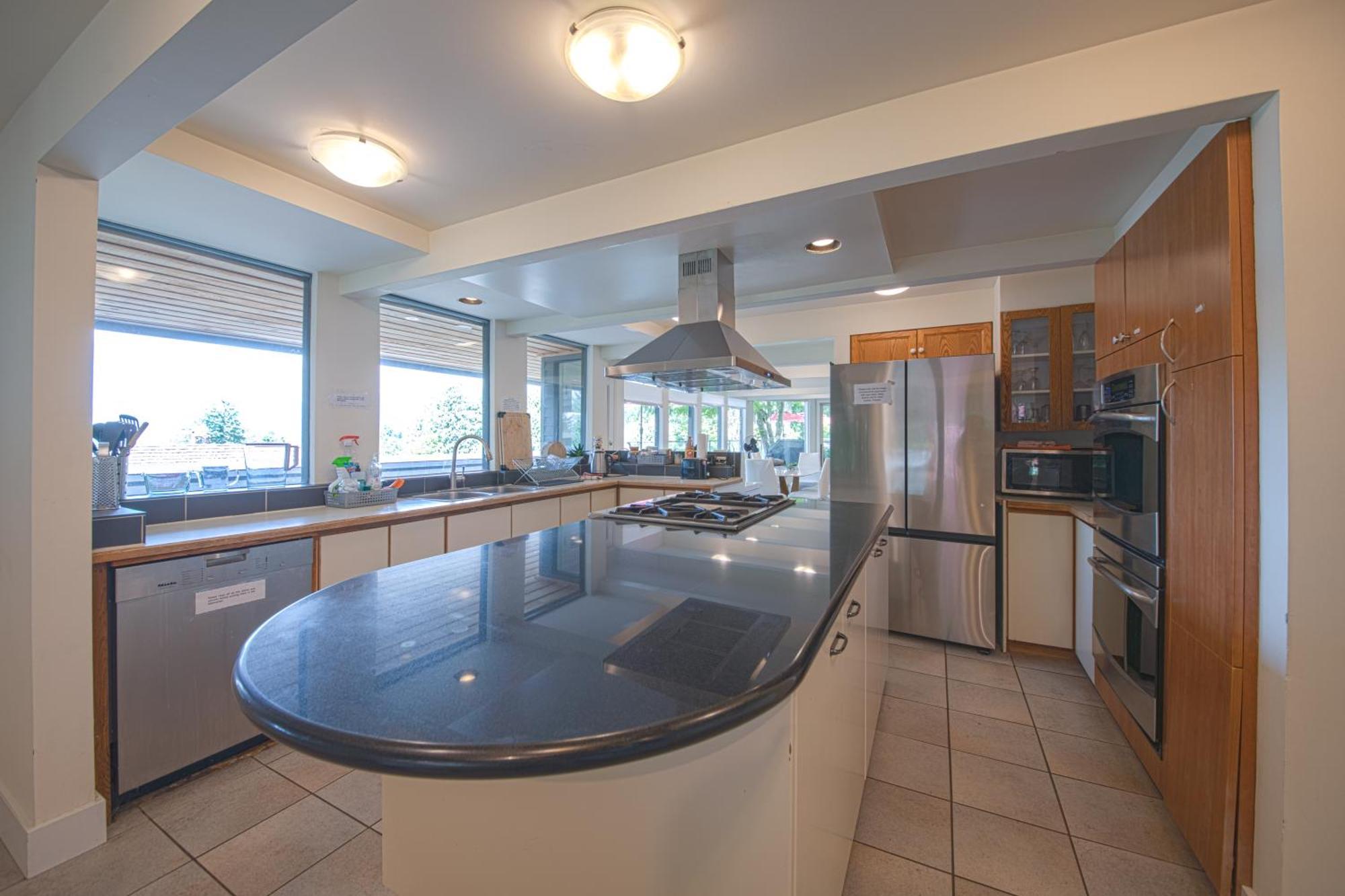 Grouse Cheerful Large Private Bedroom, Bath, Shared Deck, Pool, Hot Tub North Vancouver Dış mekan fotoğraf