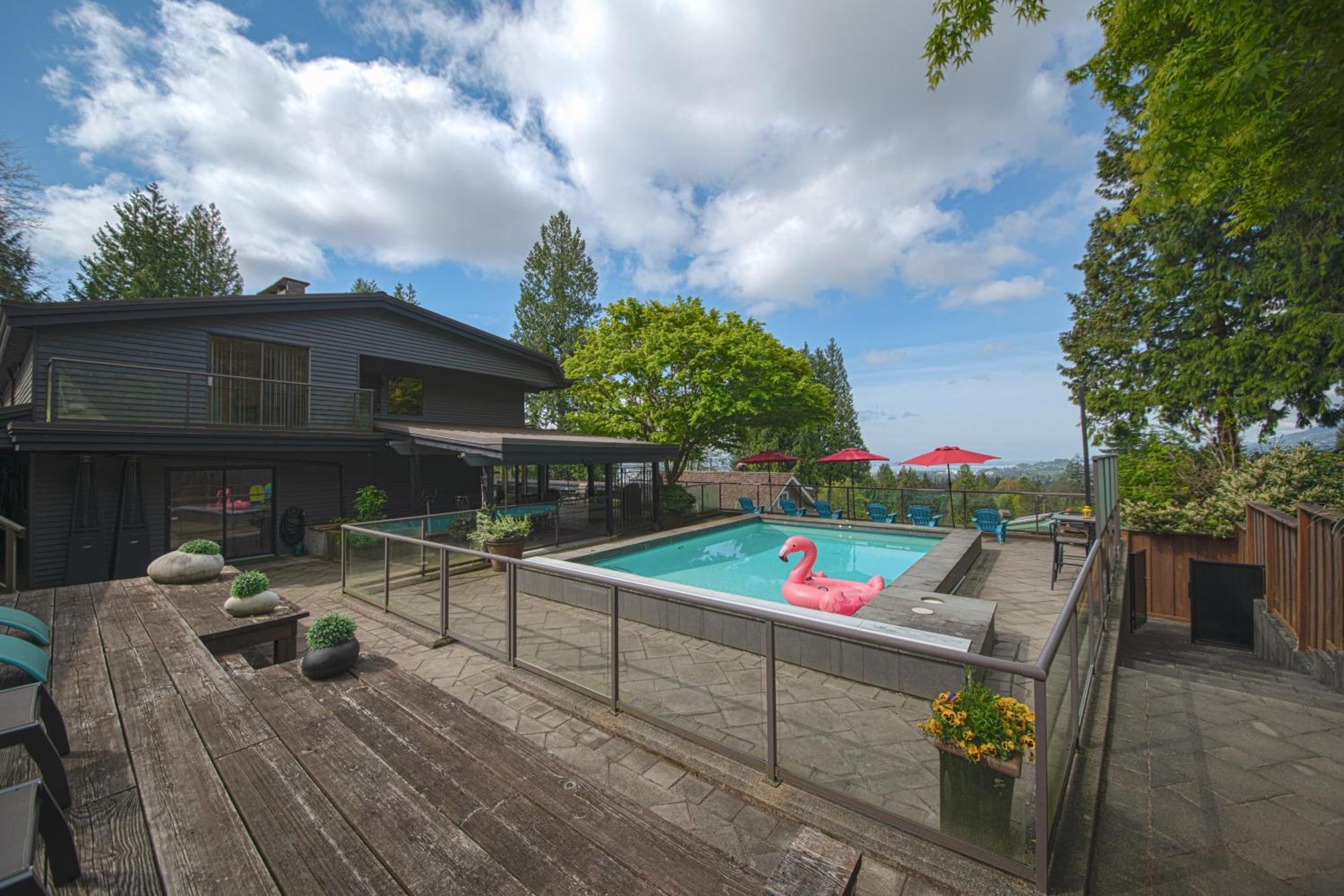 Grouse Cheerful Large Private Bedroom, Bath, Shared Deck, Pool, Hot Tub North Vancouver Dış mekan fotoğraf