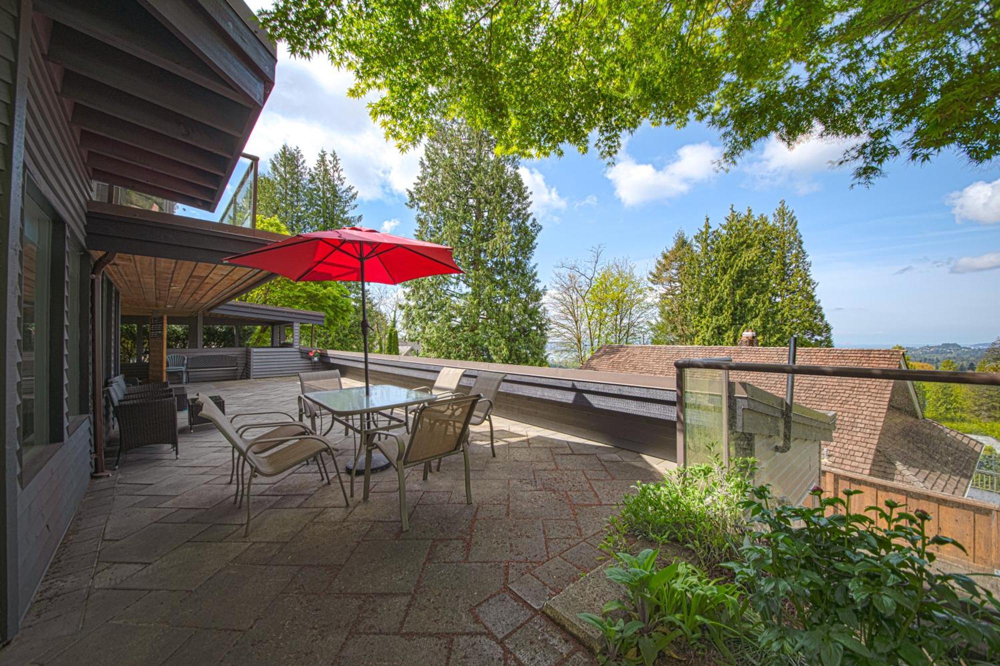 Grouse Cheerful Large Private Bedroom, Bath, Shared Deck, Pool, Hot Tub North Vancouver Dış mekan fotoğraf